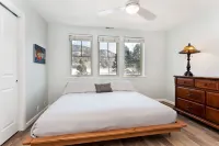 Updated Townhome w/ Deck, Lake & Mountain Views, 18 mi to Aspen, Dog Friendly!