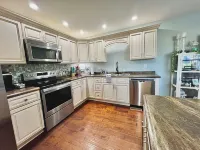 King Luxe Retreat - Pets Welcome, Fenced Yard,