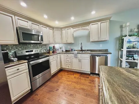 King Luxe Retreat - Pets Welcome, Fenced Yard, Отели рядом с достопримечательностью «Парк Леви Джэксон Уайлдернесс Роуд»