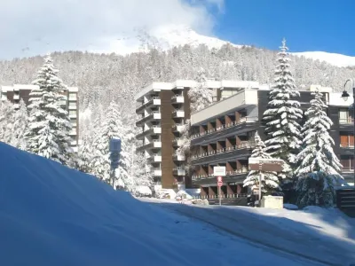 Vars les Claux. Full center.  Private parking. Linen provided, beds made. Hôtels à proximité de : Accrobranche Eygliers