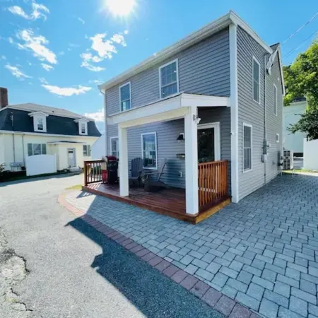 Coastal Cottage - Porch, Grill, Walk to Portsmouth