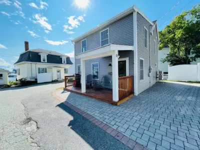 Coastal Cottage - Porch, Grill, Walk to Portsmouth Kittery Dance Hall附近的飯店