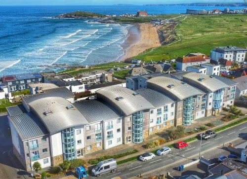 Ocean 1  Apartment Overlooking Fistral Beach - Apartemen