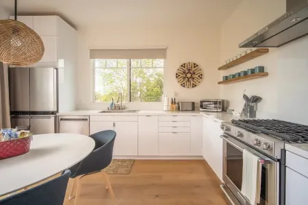 3-bedroom apartment in charming Carpinteria with WiFi, AC. Enjoy your stay