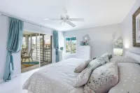 Amazing view of Venetian Village and the bay! Elegant 2 BR/2 bath unit! 클램 패스 공원 주변 호텔