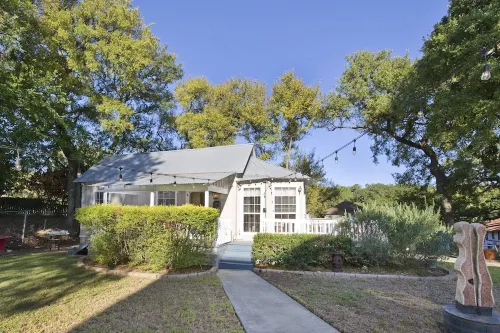 Great Location-walking distance to downtown; quiet; historical district