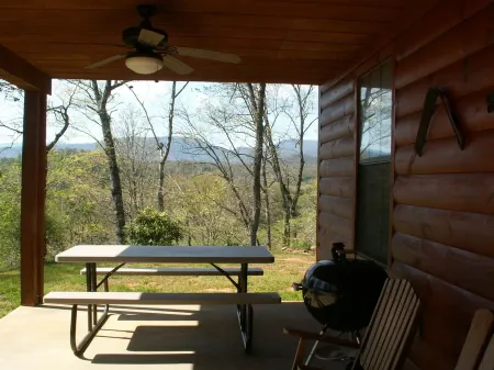 3-bedroom 3-bath cabin just 6 minutes drive to Harrahs Cherokee Casino