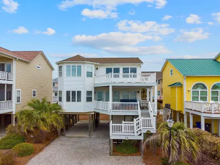 HEATED POOL! Book your next vacation today! Great location!