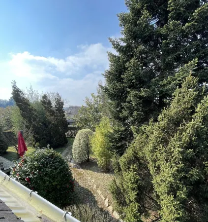 Close to the city centre. Private top floor surrounded by a spacious garden Отели в г. Понтиви