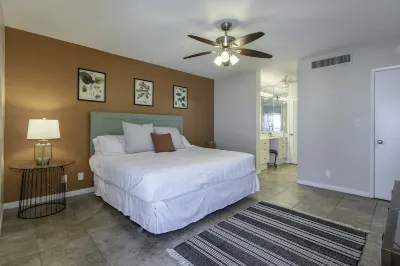 Oceanfront Getaway - 2 Bedroom Condo with Beach Views! Hôtels à proximité de : World of Beer