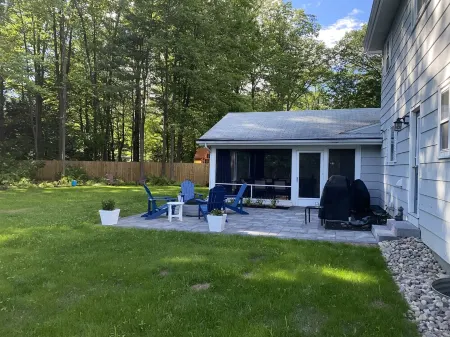 Track Rental-Great location-4 Bdrm, Sleeps 8 Close to Track, Downtown, and Lake