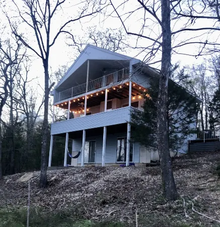 Super cute & comfy 2 1/2story lake house by Bull Shoals lake 1hr east of Branson