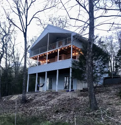 Super cute & comfy 2 1/2story lake house by Bull Shoals lake 1hr east of Branson