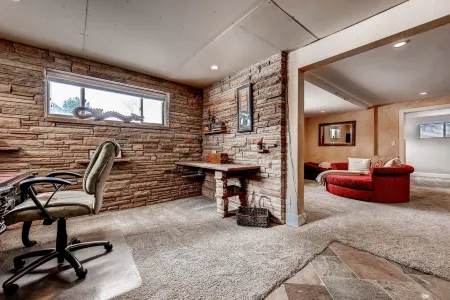 Luxury That is Close to Downtown and Easy Access to Red Rocks!