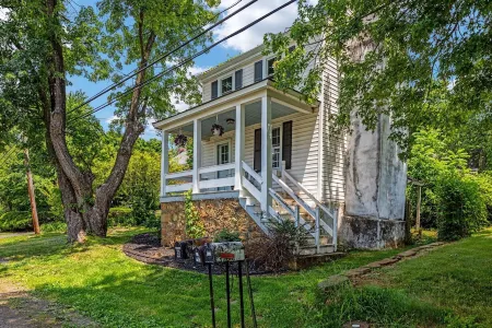 Historical cottage in the town of Paris Отели в г. Фокир