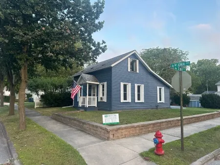 Charming 2-bdrm house w WiFi, game room, hot tub, & outdoor fire pit in Bay City