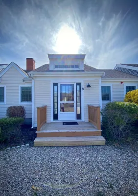 Newly updated cozy condo, conveniently located near stunning beaches