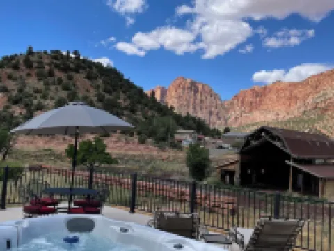 Zion Edge Retreat, Building Finished in 2024 with Hot Tub. ヒルデールのホテル