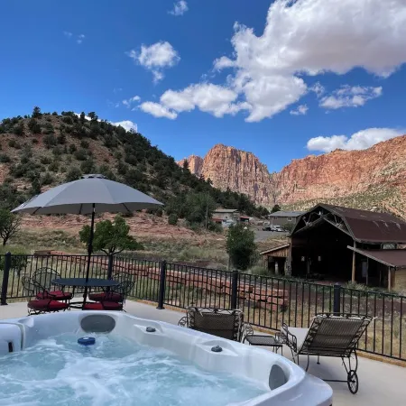 Zion Edge Retreat, Building Finished in 2024 with Hot Tub.