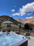 Zion Edge Retreat, new building with hot tub.
