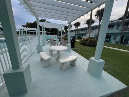 Charming 2-bedroom condo with WiFi, AC in gorgeous New Smyrna Beach Отели в г. Нью Смирна Бич