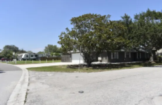 Cozy Private Stay. Near Ami Beaches & Img Academy. Boats and Jetskies Driveway.