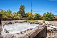 Relaxing Hot Tub! Great for Families or Business - Perfect Location!