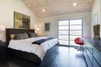 East Hampton (walking distance to village)