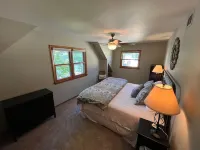 Pewaukee Lake House Rental: 4 Bedrooms, 2.5 Baths, Pier, Pontoon,Family Friendly Hotel a Pewaukee