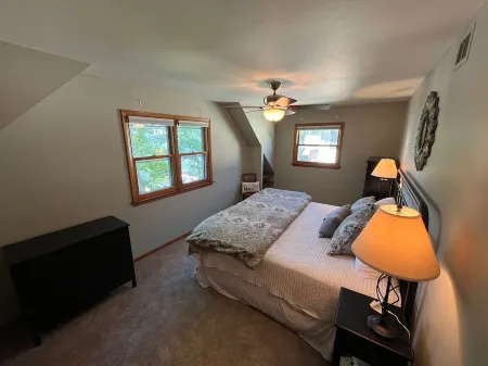 Pewaukee Lake House Rental: 4 Bedrooms, 2.5 Baths, Pier, Pontoon,Family Friendly Отели в г. Пеуоки