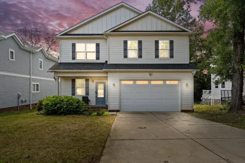 Luxurious, Sleeps 13, Pool Table & Game Room, Spacious, 5 mins to Uptown