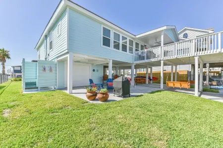 Newly Renovated Waterfront Home w/ Kayaks/Bikes, Ping Pong,4 bedroom, 2 bathroom