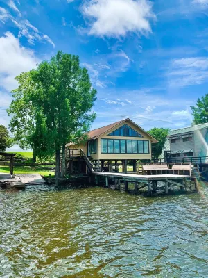 Twin Cypress on False River Hotel dekat Parlange Plantation