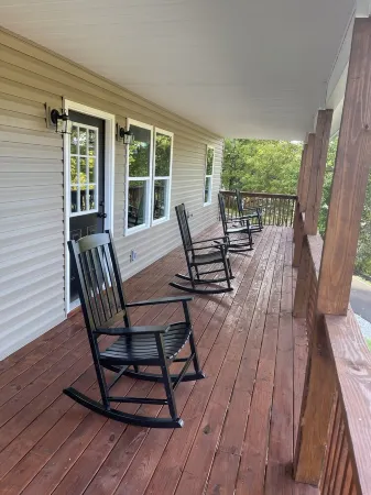 Cozy Sunset Retreat with a Beautiful Mountain View!