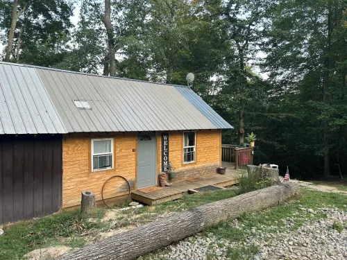 Comfy cabin near hocking hills with hidden spare bedroom, pet friendly