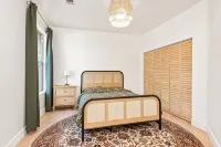 Beautiful Hacienda style home! 4bed 2bath Hotels near Outlets at Tejon
