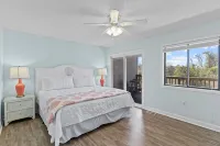 Scenic Caswell Beach! 3 Mins to Beach & Pool. Clean + Conveniently Located