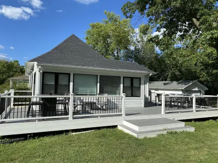 Modern Downtown Lake Geneva Charm Sleeps 8 Отели рядом с достопримечательностью «Galena Garlic Company»