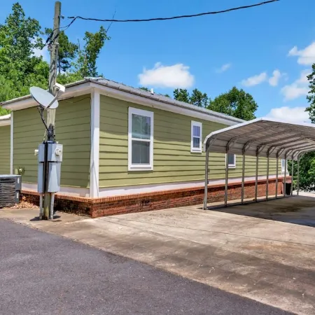 Cottage #3 Fisherman's Landing / 2-Bed Fishing Cottage w/Covered Boat Shelter"