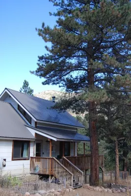 Escape to cozy Cotopaxi cabin, just a quick drive away from Arkansas River