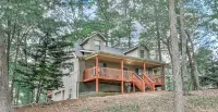 2800 sqft Forest Retreat!4 min to Pool- Hot Tub~Firepit~Dogs! 8 min to Town!