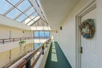 Luxury 2 bd 2 ba Beach Front - Top-Floor, Golf, pools, hot tub, walk to grocery Hotel a Daytona Beach Shores