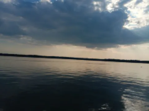 Beautiful full log cabin with  direct private frontage , beautiful sunsets .