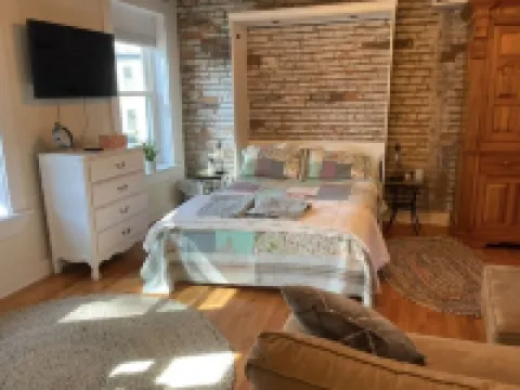 Tranquil In-Town Garden Carriage House, No pet fee