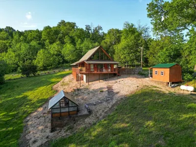 Cozy Creekside Cabin - Sleeps 6 - Perfect for campfires & making memories