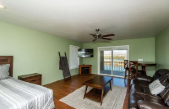 2900sf Riverfront home,no wake zone,5 bdrm, 4 bath Sleeps14,games, Sandy Beach!