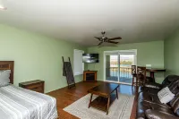 2900sf Riverfront home,no wake zone,5 bdrm, 4 bath Sleeps14,games, Sandy Beach!