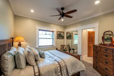 The Alder house with a Park view! Hotels near Pioneer Park Aviary