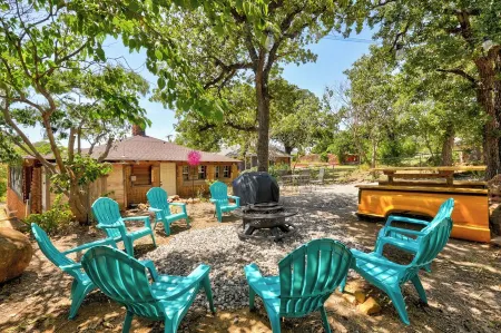 WATER FRONT-HOT TUB- WALKING DISTANCE to main strip. Cobblestone Retreat