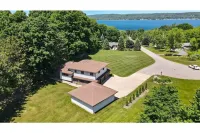 Amazing Views of Lake Charlevoix 1 Mile Walk to Downtown Boyne City